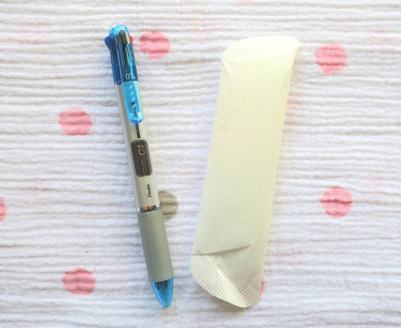 生理用ナプキンとボールペンの大きさ比較画像