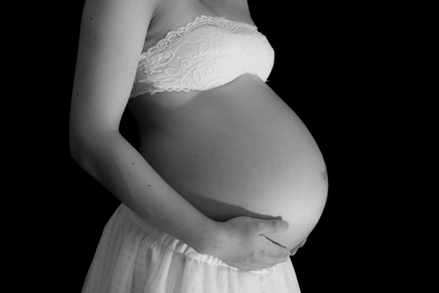臨月の妊婦さんの白黒写真